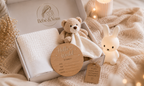 Coffret naissance Bébé&Vous comprenant une couverture en coton, un doudou ours, une veilleuse intelligente lapin et un panneau d'annonce naissance en bois 