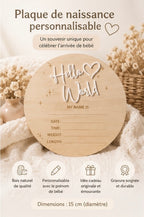 panneau d'annonce naissance rond en bois avec inscription helloworld en relief blanc